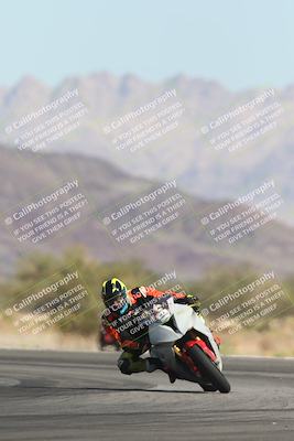 media/Oct-30-2025-Racers Edge (Thu) [[dabbdaf680]]/3-B Group/Session 2 (Turn 14)/